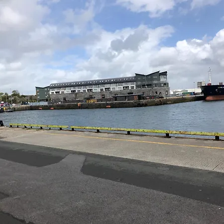 3 Bedroom On The Docks In Apartment *
